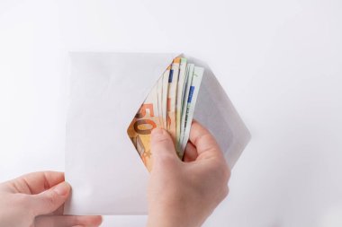  Eller beyaz bir zarftan biraz para çıkarır Avro banknotları