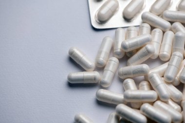 Beyaz pudralı beyaz haplar yakın çekim üst görünümü