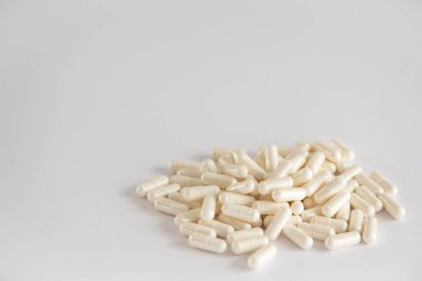 Beyaz pudralı beyaz haplar yakın çekim üst görünümü