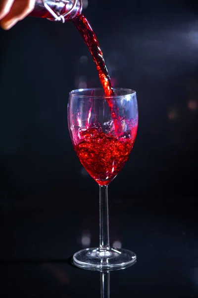 Bekar Kırmızı Şarap Döker Siyah Bir Arka Plana Dökülür — Stok fotoğraf