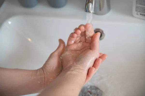 Mencuci Tangan Gadis Itu Mencuci Tangannya Bawah Keran — Stok Foto