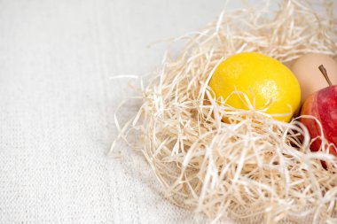 Tavuk yuvasında elmalı limon ve kivi