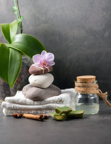 Pembe orkideli spa natürmortu.  