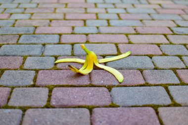 Yaya geçidinde muz kabuğu