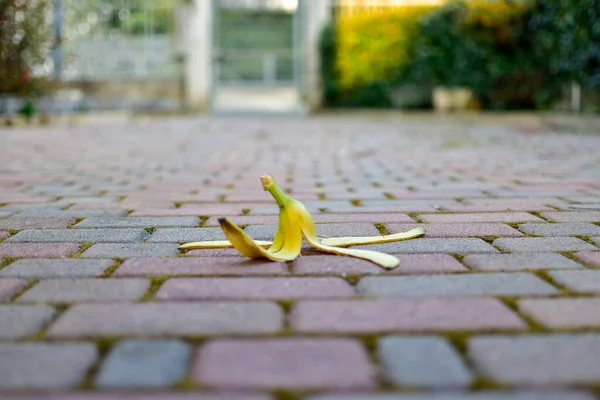 Yaya geçidinde muz kabuğu