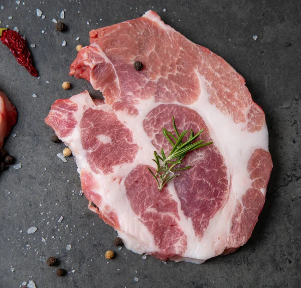 Biberiye ve karabiberli gri çimento arka planda bir parça et