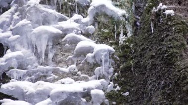 Donmuş Şelale Şelalesi Kışın, Buzlu Dağ Kayalıkları 'nda Buzlu Irmak, Donmuş Kar