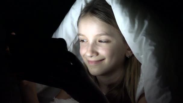 Bambino che gioca Tablet nella notte buia, Ragazza che naviga in Internet a letto, Non dormire — Video Stock