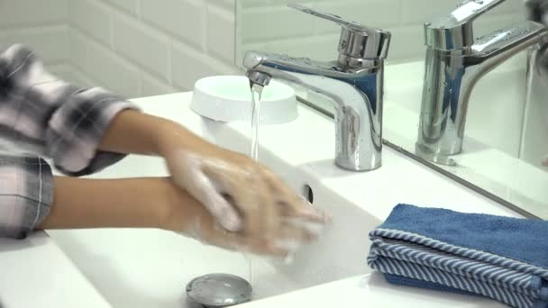 Lavare le mani dei bambini in bagno, Ragazza che utilizza sapone e acqua, Auto salute dei bambini — Video Stock