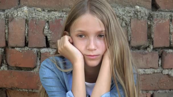 Sorgligt barn, inte leka ensam Kid, olycklig mobbad tankeväckande ansikte flicka i parken — Stockvideo