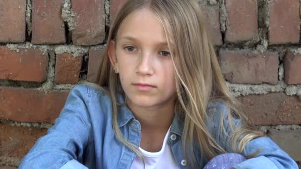 Smutne dziecko, nie bawiące się w samotnego dzieciaka, nieszczęśliwa zastraszana myśląca dziewczyna w parku — Wideo stockowe