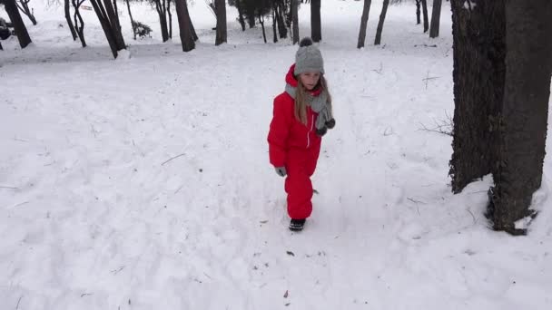 Dětské sáňkování ve sněhu, Malá dívka hraje v zimě, Kid sáňkování v parku — Stock video