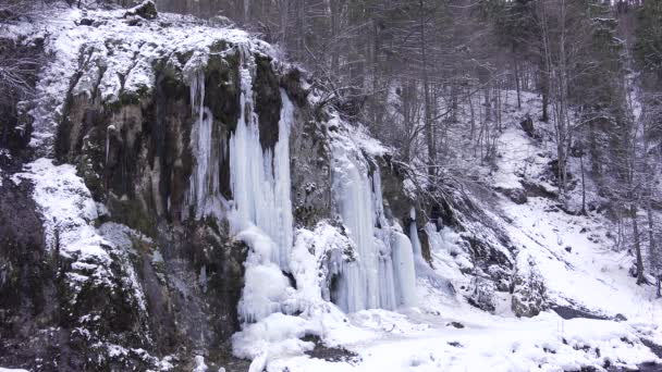 Riacho de cachoeira fosco no inverno, Ciclo de riacho em falésias de montanha, Neve congelada — Vídeo de Stock