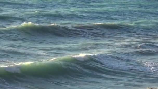 Olas del océano azul en cámara lenta, Olas hermosas Rompiendo oummer, Olas Paisaje marino — Vídeo de stock