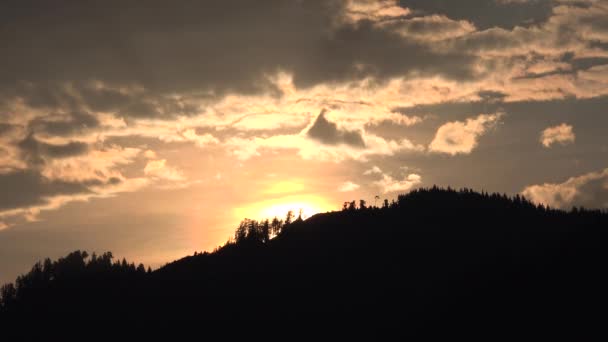 Puesta de sol en las montañas, Paisaje dramático del atardecer, Vista del amanecer en la naturaleza — Vídeos de Stock