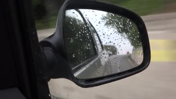 Trafik i regn i staden, kör bil, kraftig Storm på väg, motorväg, regniga droppar — Stockvideo