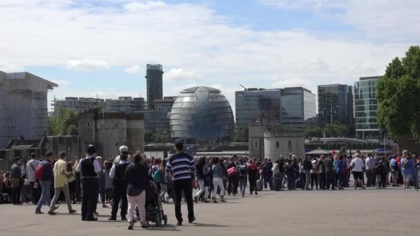 Londen Golden Jubilee Bridges, Toeristen Mensen wandelen langs de Theems rivier — Stockvideo