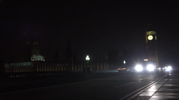 London Westminster Palace, Big Ben widok, ulica ciężkich ruchu z Taxi Cars — Wideo stockowe