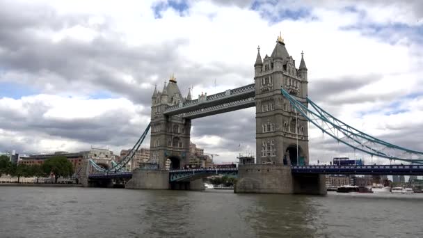 London Tower Bridge Timelapse, Tamigi Vista sul fiume con navi e barche da crociera — Video Stock