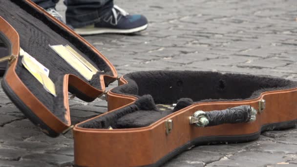 Street Performer tocando la guitarra, desamparados espectáculo de músicos vagabundos en Nueva York — Vídeos de Stock