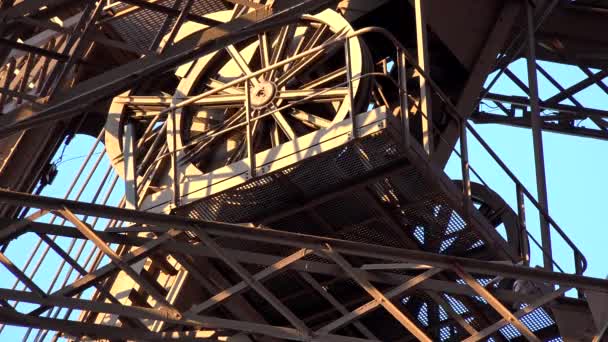 Paříž Eiffel Tower atrakce closeup zobrazit turisté lidé cestující na návštěvu — Stock video