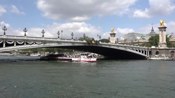 Σηκουάνα ποταμός Παρίσι, άνθρωποι τουρίστες σκάφη ταξιδεύουν σε ηλιοβασίλεμα, φορτηγά πλοία — Αρχείο Βίντεο