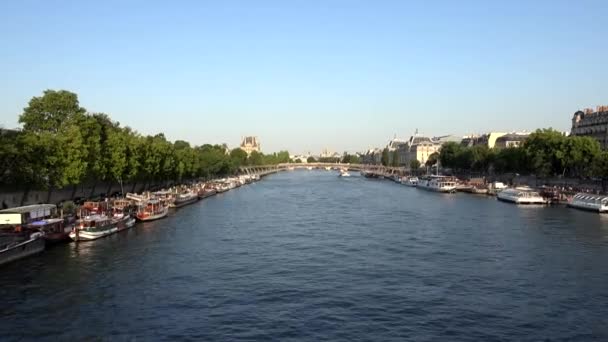 Paris Seine River, Bateaux de tourisme Voyageant sur Senna, Voyages en bateau View _ 4K — Video