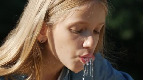 공원에서 공공 분수에서 물을 마시는 아이, 물에서 노는 어린 소녀 — 비디오