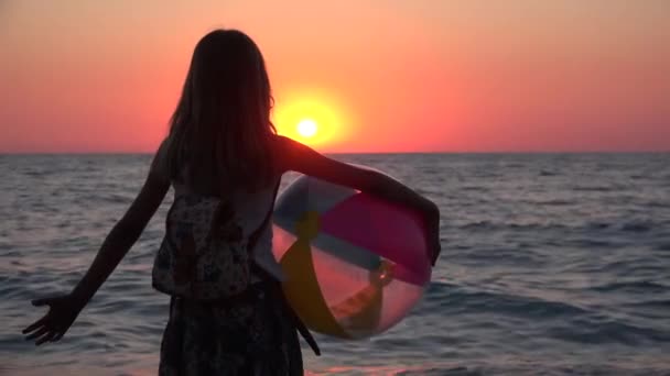 Criança na praia à beira-mar ao pôr do sol, menina brincando no litoral Sea Waves _ 4K — Vídeo de Stock