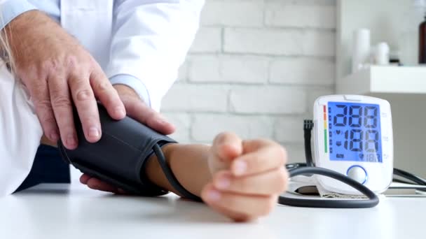 Tonómetro Medición de la presión arterial, Enfermo, Doctor Consulting Kids — Vídeo de stock