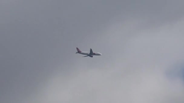 英国飞机在伦敦飞行，跟踪喷气式飞机，飞机 — 图库视频影像
