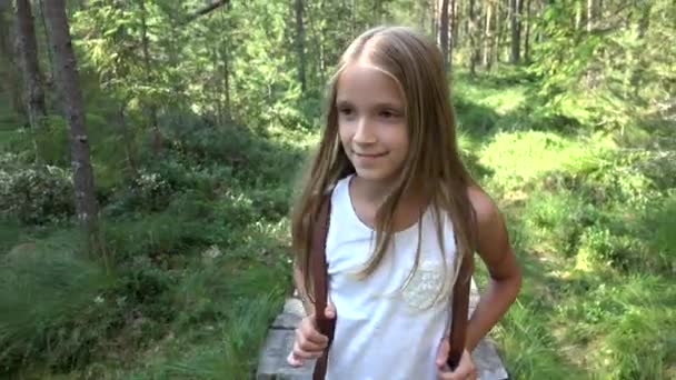 Niños caminando en el bosque, Kid Naturaleza al aire libre, Chica jugando en la aventura de acampar — Vídeos de Stock