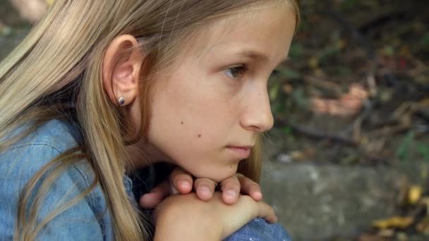 Smutne dziecko, nie bawiące się samotnie, nieszczęśliwa myśląca dziewczyna na zewnątrz w parku — Wideo stockowe