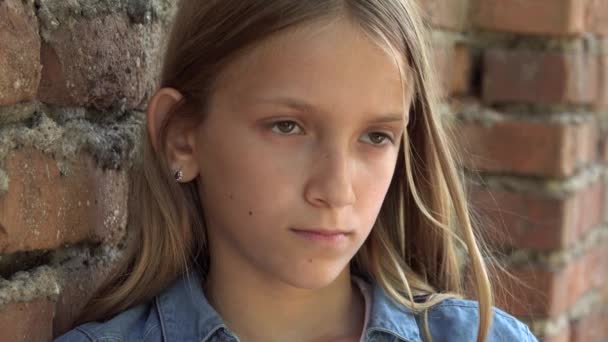 Triste enfant, ne jouant pas seul enfant, malheureux réfléchi visage fille en plein air dans le parc — Video