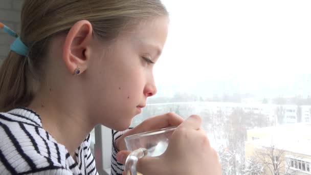 Niño enfermo mirando por la ventana, cara de niño triste bebiendo té, Blizzard Winter — Vídeo de stock