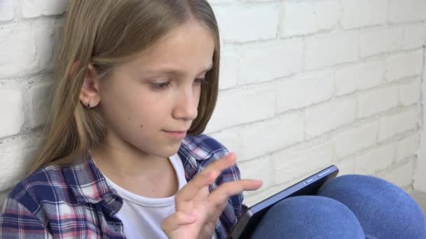 Barn leker tablett, Kid Smartphone, flicka läsa meddelanden surfar Internet — Stockvideo