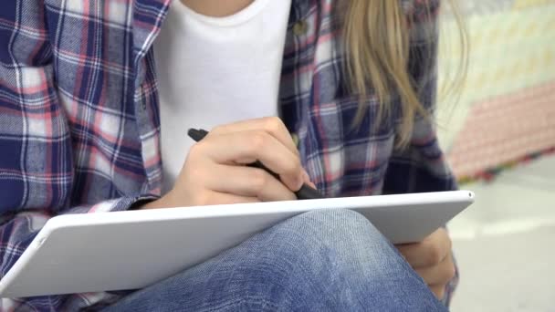 Criança jogando Tablet em Playroom Girl Escrevendo Homework para a escola Kid Playground — Vídeo de Stock