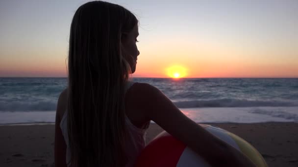 Kind bij zonsondergang op het strand, Meisje dat aan de kust speelt, Seashore, Zeegolven — Stockvideo