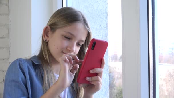 Enfant utilisant un téléphone intelligent, enfant parlant sur un téléphone intelligent adolescent fille jouant tablette — Video