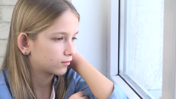 Sorgligt barn tittar på fönstret, uttråkad tankeväckande tonåring flicka Pensive Kid Face — Stockvideo