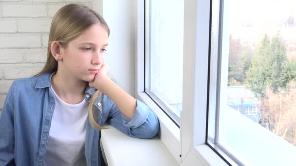 Сумна дитина дивлячись на вікно, нудно думки дівчинка-підліток Pensive Kid Face — стокове відео