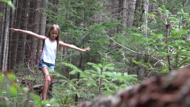 Дитина в лісі Прогулянка дерева журнал, Дитина грає в парку, Кемпінг пригоди дівчина — стокове відео