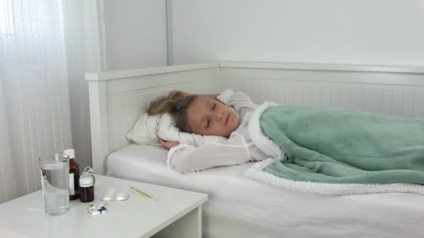 Больной ребенок в постели, больной ребенок с термометром, девушка в больнице, таблетки — стоковое видео