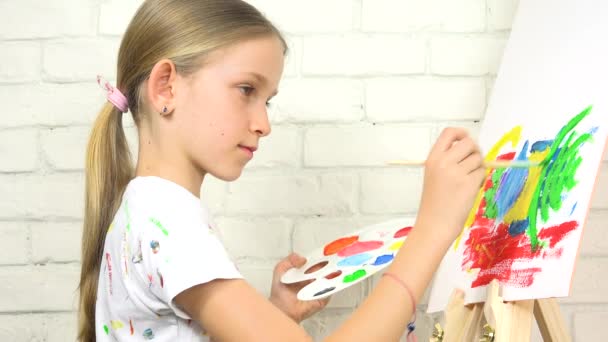 儿童绘画在画架, 学校孩子在车间班, 女孩工作艺术工艺 — 图库视频影像