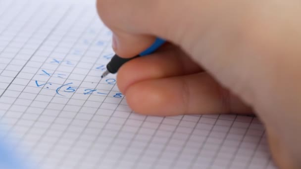 Scrittura infantile, Kid che studia matematica sul taccuino, Studente che impara la studentessa — Video Stock