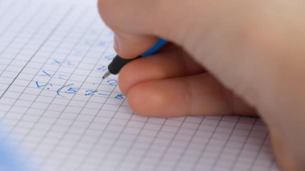 Enfant écrivant, enfant étudiant les mathématiques sur ordinateur portable, élève apprenant écolière — Video