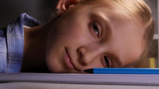 Niño cansado en el estudio, Niño aburrido estudiando para la escuela, Chica haciendo tarea, Noche — Vídeo de stock