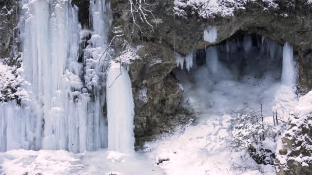 Rio fosco, ribeiro no inverno, neve congelada, Icicle Mountain Creek — Vídeo de Stock