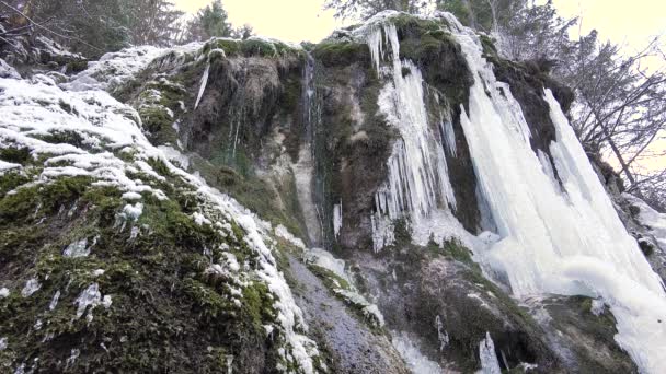 Rio fosco, ribeiro no inverno, neve congelada, Icicle Mountain Creek — Vídeo de Stock