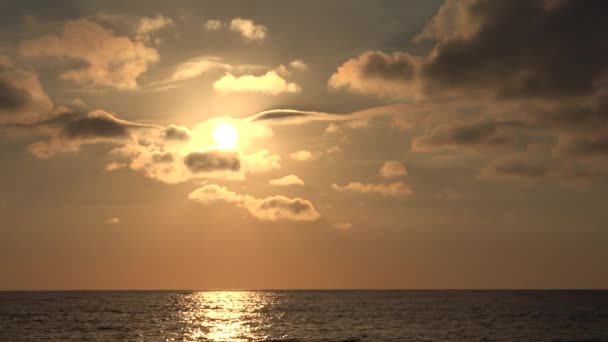 Felhők a kék égen Drámai naplemente, bolyhos felhős nap a tengeren nyáron — Stock videók